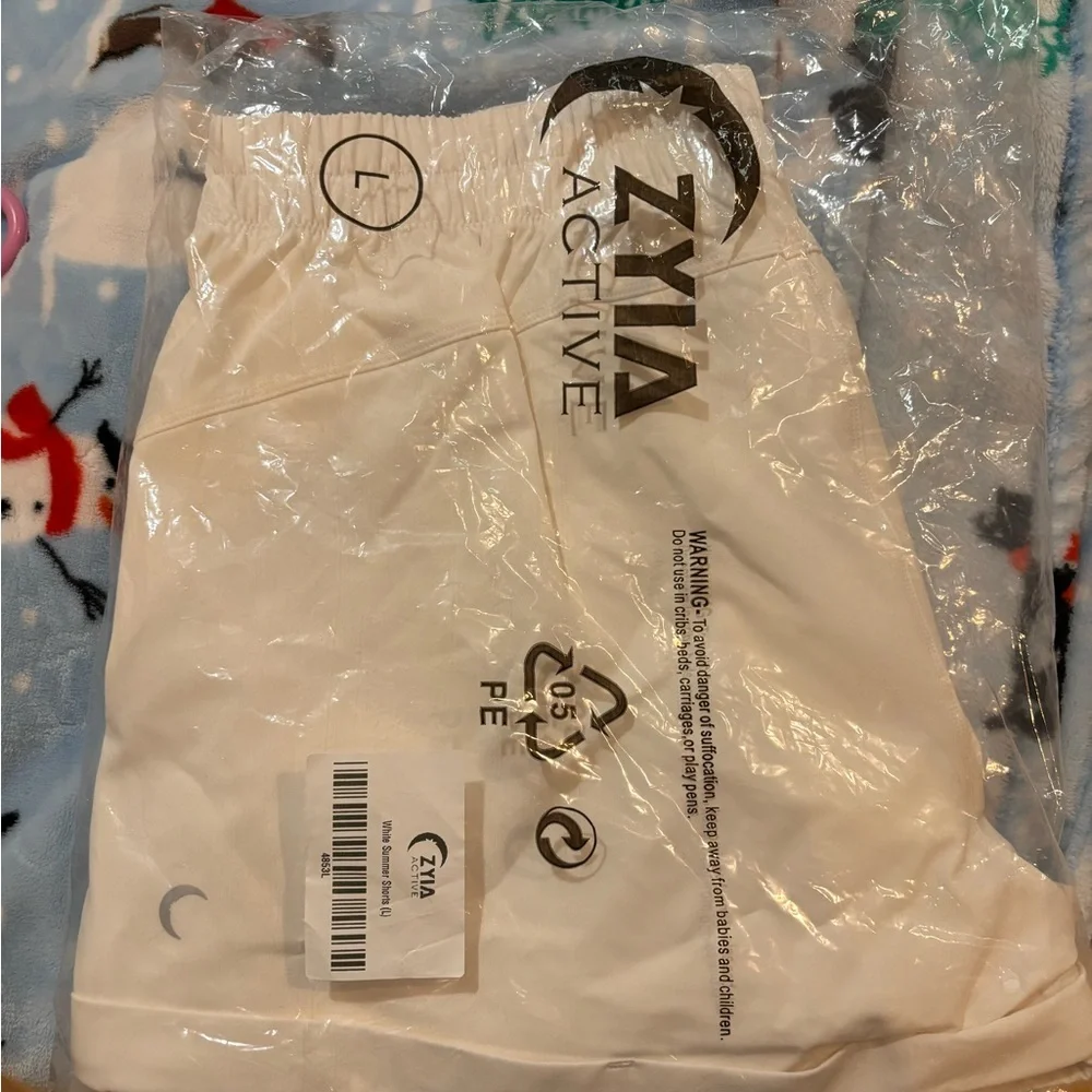 ZYIA White Summer Shorts - Picture 2 of 5